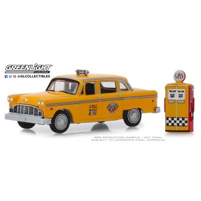 1/64 1978 Checker Motors Marathon A11 Taxi with Vintage Gas Pump