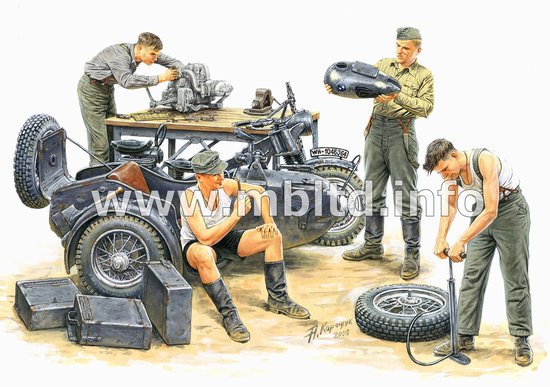 1/35 WWII German Motorcycle & repair Crew (4)